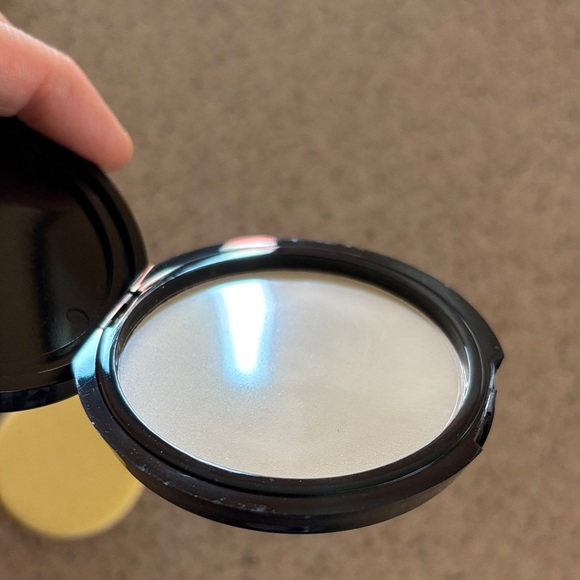 Farmasi Make Up Compact Transparent Powder - Picture 2 of 5